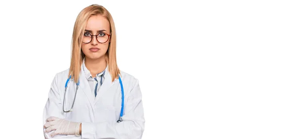 Bella Donna Caucasica Indossa Uniforme Medico Stetoscopio Scettico Nervoso Espressione — Foto Stock