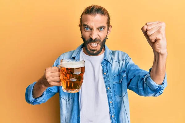 Ελκυστικός Άντρας Μακριά Μαλλιά Και Γενειάδα Πίνοντας Μια Μπύρα Ενοχλημένος — Φωτογραφία Αρχείου