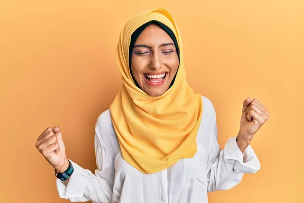 Ung Brunett Arabkvinna Bär Traditionell Islamisk Hijab Halsduk Mycket Glad — Stockfoto