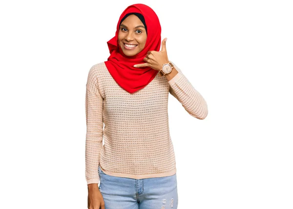 Jovem Afro Americana Vestindo Tradicional Lenço Islâmico Hijab Sorrindo Fazendo — Fotografia de Stock
