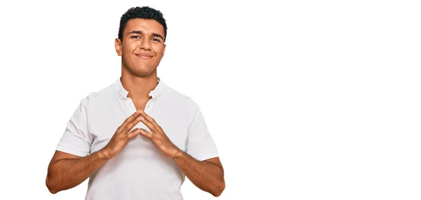 Genç Arap Adam Sıradan Kıyafetler Giyip Ellerini Birleştiriyor Gülümseyerek Gevşemiş — Stok fotoğraf