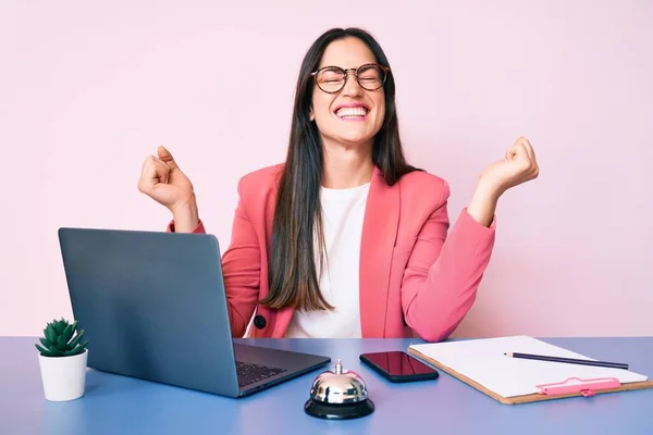 Mujer Caucásica Joven Sentada Escritorio Recepcionista Trabajando Usando Portátil Muy — Foto de Stock