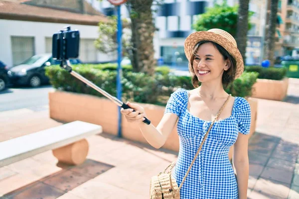 Mladá Krásná Dívka Usměvavá Šťastný Tvorby Selfie Smartphonu Ulici Města — Stock fotografie