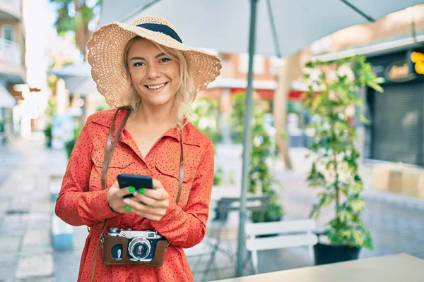 Turis Muda Pirang Tersenyum Bahagia Menggunakan Smartphone Kota — Stok Foto