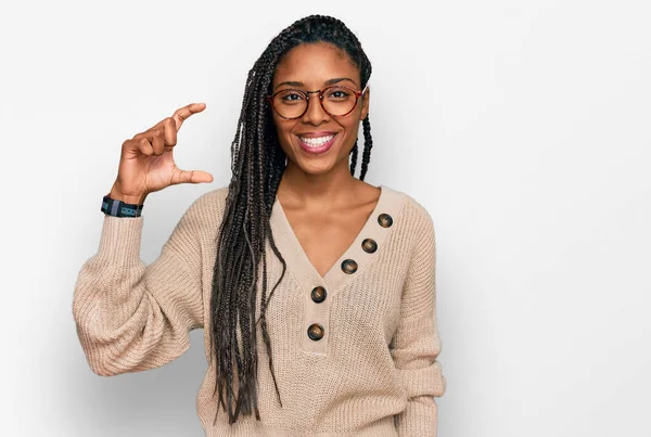 Αφροαμερικανή Γυναίκα Φορώντας Casual Ρούχα Χαμογελώντας Και Αυτοπεποίθηση Gesturing Χέρι — Φωτογραφία Αρχείου
