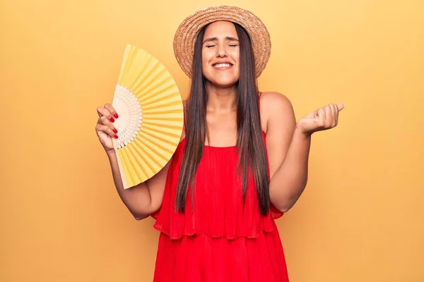 Mladá Krásná Brunetka Žena Letním Klobouku Drží Ruční Ventilátor Křičí — Stock fotografie