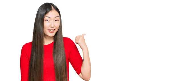 Młoda Chinka Ubrana Luźne Ubrania Uśmiechnięta Szczęśliwą Twarzą Wskazująca Bok — Zdjęcie stockowe