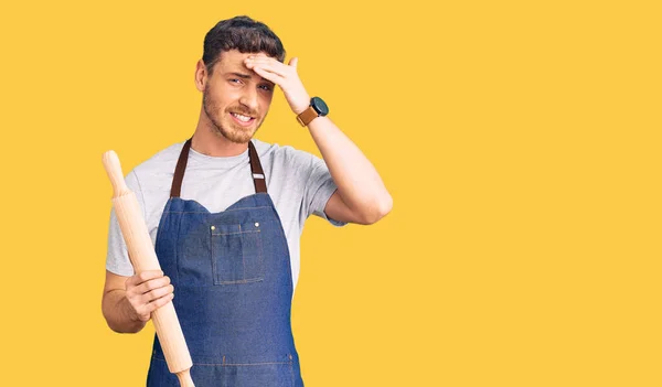 Stilig Ung Man Med Björn Bär Professionell Bagare Förkläde Hålla — Stockfoto