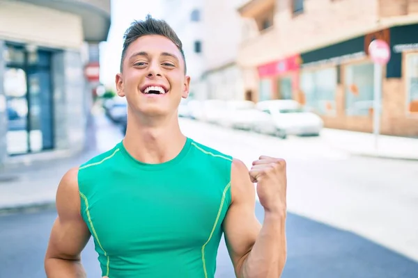 Jonge Spaanse Sportman Glimlachend Vrolijk Wandelen Straat Van Stad — Stockfoto