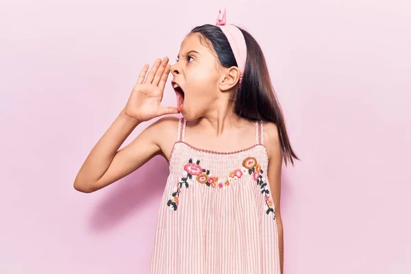 Mooi Meisje Draagt Casual Kleding Schreeuwend Schreeuwend Luid Naar Zij — Stockfoto