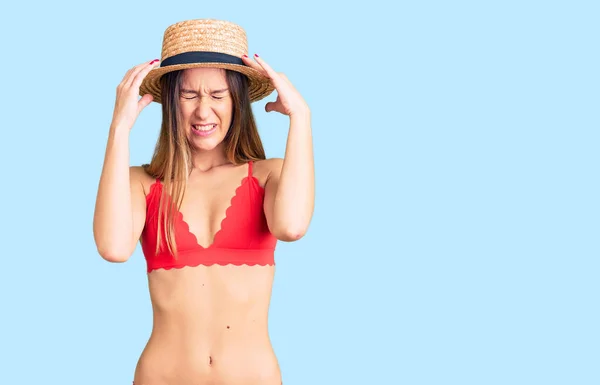 Mooie Brunette Jonge Vrouw Draagt Bikini Met Hand Het Hoofd — Stockfoto
