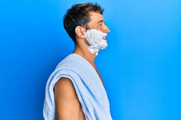 Homem Bonito Salvando Barba Com Espuma Barbear Sobre Rosto Olhando — Fotografia de Stock