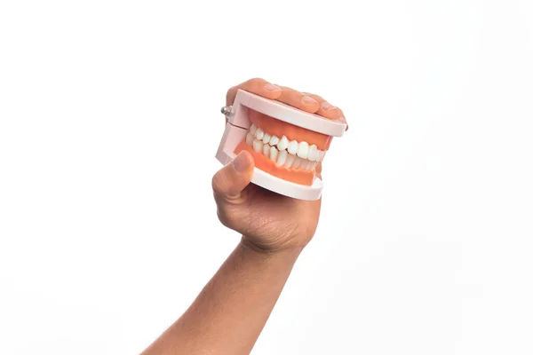 Mão Caucasiano Jovem Segurando Dentes Plástico Dentadura Sobre Fundo Branco — Fotografia de Stock