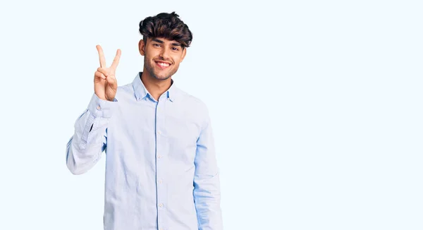 Mladý Hispánec Nosí Ležérní Košili Ukazující Ukazující Prsty Číslo Dvě — Stock fotografie