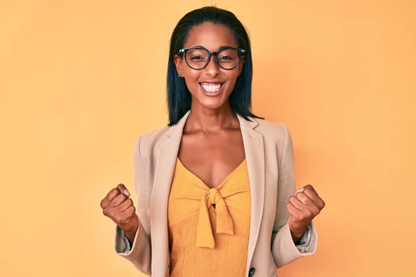 Jovem Afro Americana Vestindo Roupas Negócios Animada Para Sucesso Com — Fotografia de Stock