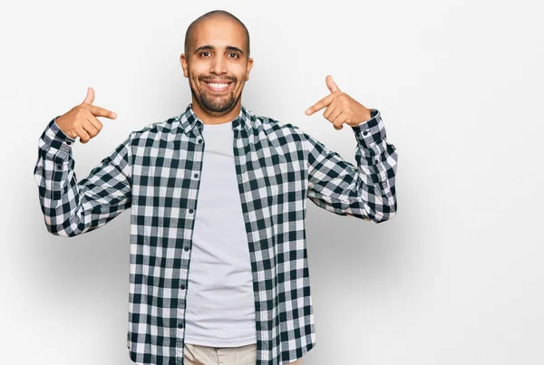 Homem Adulto Hispânico Vestindo Roupas Casuais Olhando Confiante Com Sorriso — Fotografia de Stock
