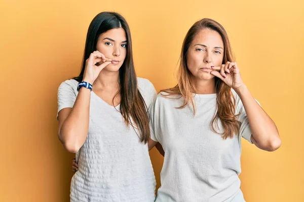 Família Hispânica Mãe Filha Vestindo Casual Tshirt Branca Boca Lábios — Fotografia de Stock