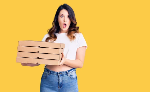 Vacker Ung Brunett Kvinna Som Håller Leverans Pizza Box Rädd — Stockfoto