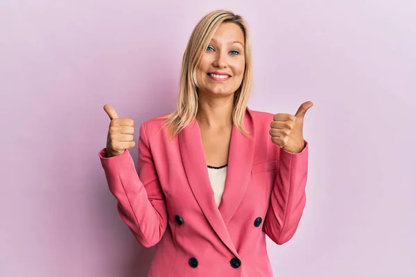 Medelålders Kaukasiska Kvinna Bär Business Jacka Framgång Tecken Gör Positiv — Stockfoto