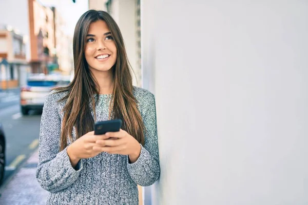 Jovem Bela Menina Hispânica Sorrindo Feliz Usando Smartphone Cidade — Fotografia de Stock