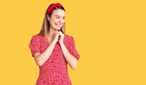 Junge Schöne Mädchen Kleid Und Diadem Lachen Nervös Und Aufgeregt — Stockfoto