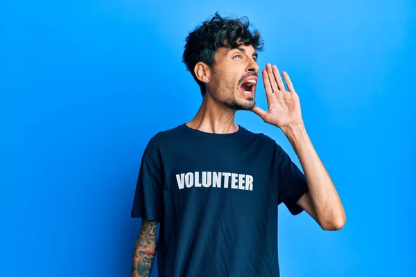 Gönüllü Tişört Giyen Genç Spanyol Adam Pençe Divan Durup Bağırıyor — Stok fotoğraf
