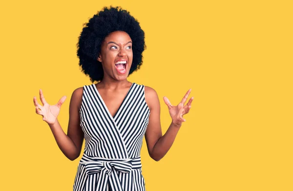 Jovem Afro Americana Vestindo Roupas Casuais Loucas Loucas Gritando Gritando — Fotografia de Stock