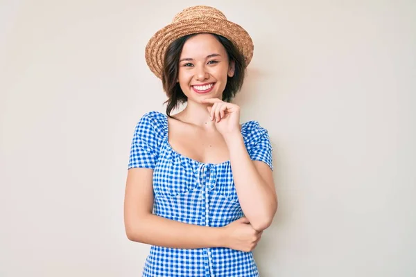Yaz Şapkası Takan Genç Güzel Bir Kız Kameraya Bakarak Gülümsüyor — Stok fotoğraf
