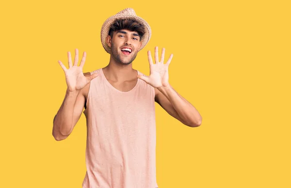 Homem Hispânico Jovem Usando Chapéu Verão Mostrando Apontando Para Cima — Fotografia de Stock