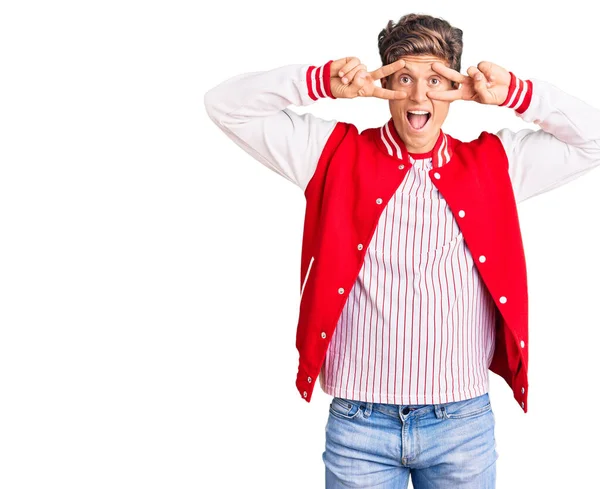 Jovem Homem Bonito Vestindo Uniforme Beisebol Fazendo Símbolo Paz Com — Fotografia de Stock