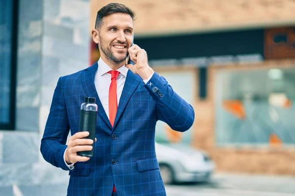 Junger Kaukasischer Geschäftsmann Lächelt Fröhlich Auf Dem Smartphone Der Stadt — Stockfoto