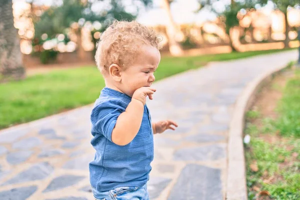 Милий Сумний Маленький Хлопчик Плаче Маючи Істерику Парку Сонячний День — стокове фото