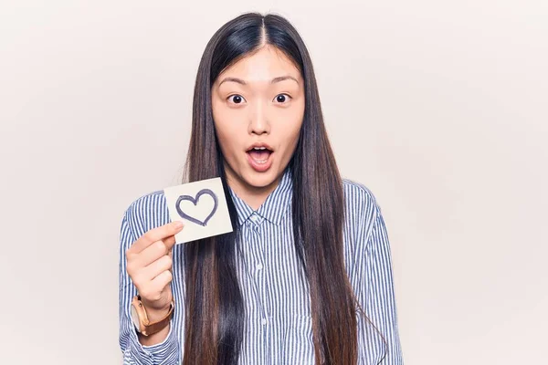 Jonge Mooie Chinese Vrouw Houden Herinnering Met Hartvorm Bang Verbaasd — Stockfoto