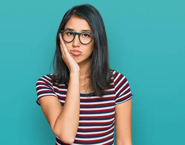 Vacker Asiatisk Ung Kvinna Bär Casual Kläder Och Glasögon Tänker — Stockfoto