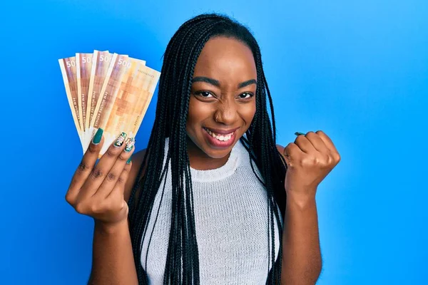 Joven Mujer Afroamericana Sosteniendo 500 Billetes Noruegos Gritando Orgullosa Celebrando —  Fotos de Stock