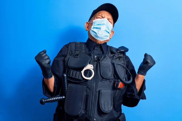 Mannelijke Senior Politieman Met Medisch Gezichtsmasker — Stockfoto