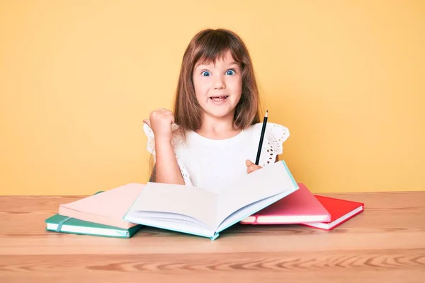 Uzun Saçlı Okul Sınavına Çalışan Beyaz Bir Kız Çocuğu Parmak — Stok fotoğraf
