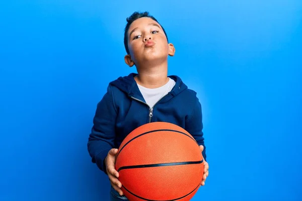Маленький Хлопчик Тримає Баскетбольний Дивлячись Камеру Яка Дме Поцілунок Прекрасним — стокове фото