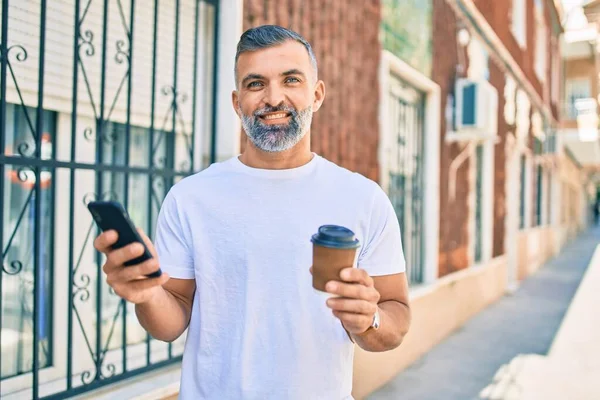 Uomo Dai Capelli Grigi Mezza Età Che Usa Smartphone Beve — Foto Stock