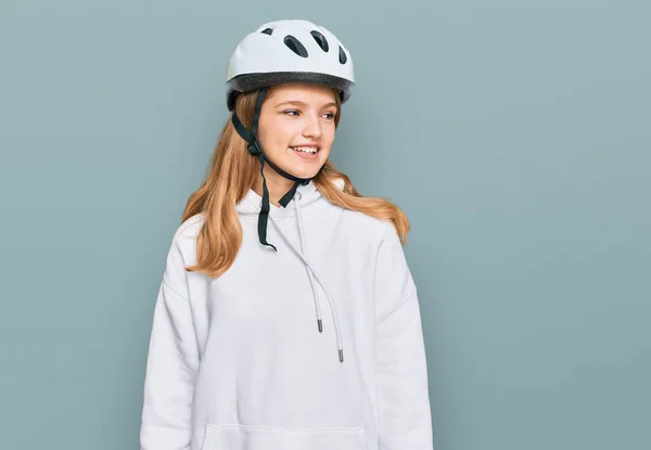 Vackra Unga Kaukasiska Flicka Bär Cykel Hjälm Tittar Bort Till — Stockfoto