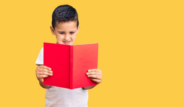 Pequeño Niño Lindo Leyendo Libro Que Parece Positivo Feliz Pie — Foto de Stock