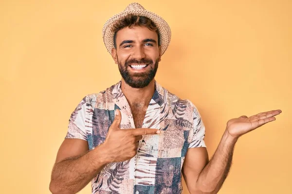 Joven Hombre Hispano Con Sombrero Verano Asombrado Sonriendo Cámara Mientras — Foto de Stock