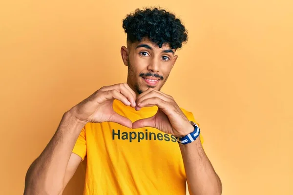 Молодий Арабський Красивий Чоловік Сорочці Щасливим Словом Повідомлення Посміхається Любові — стокове фото