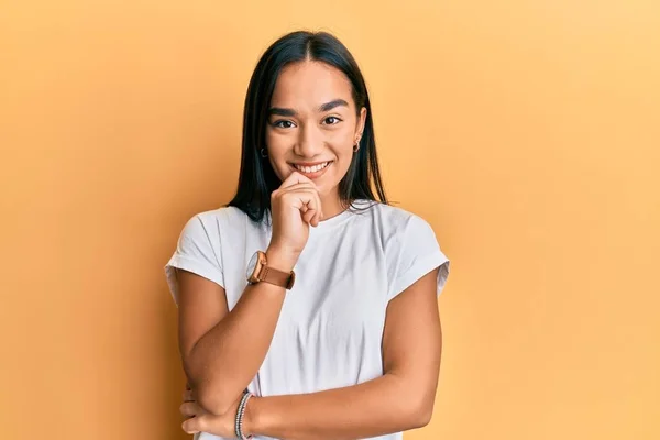 Jovem Mulher Asiática Vestindo Casual Shirt Branca Sorrindo Olhando Confiante — Fotografia de Stock