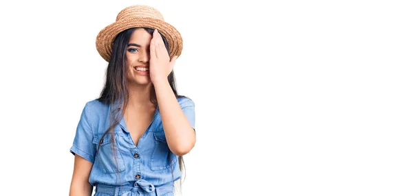 Brunette Tiener Meisje Dragen Zomer Hoed Bedekken Een Oog Met — Stockfoto