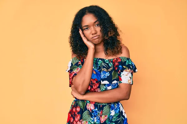 Młoda Afroamerykanka Ubrana Luźne Ubrania Myśląca Zmęczona Znudzona Depresją Skrzyżowanymi — Zdjęcie stockowe