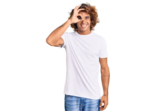 Jeune Homme Hispanique Portant Shirt Blanc Décontracté Faisant Geste Correct — Photo