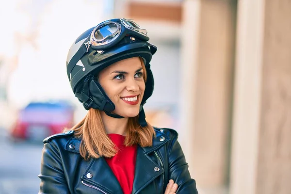 Jovem Mulher Latina Sorrindo Feliz Usando Capacete Motocicleta Cidade — Fotografia de Stock