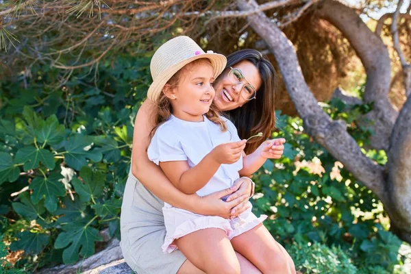 Beautiful Mother Daughter Hugging Wearing Casual Clothes Sitting Having Good — Stock Photo, Image