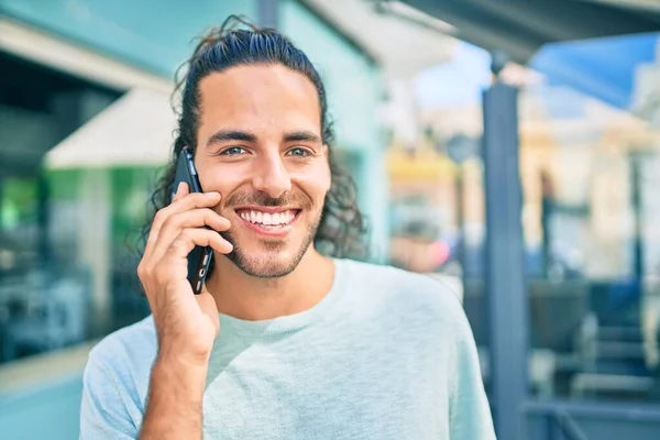 Joven Hombre Hispano Sonriendo Feliz Hablando Teléfono Inteligente Ciudad —  Fotos de Stock